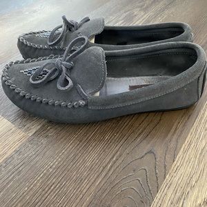 Manitobah Unlined Canoe Moccasin Suede in Charcoal